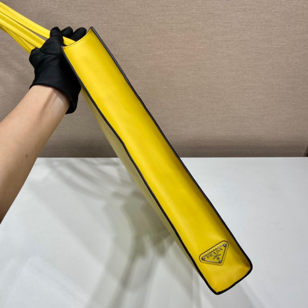 Pra*a leather tote bag