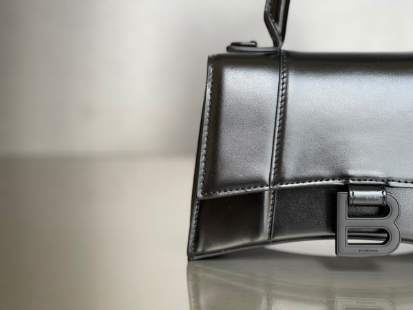 Ba*len*cia*ga hourglass