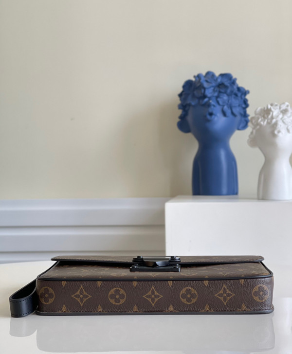 l**is V*t*n s lock a4 pouch