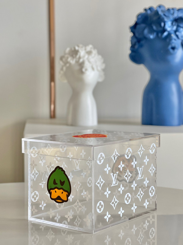 l**is V*t*n transparent box