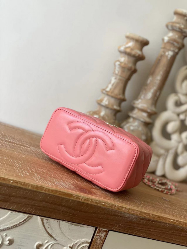 CL VANITY WITH CHAIN