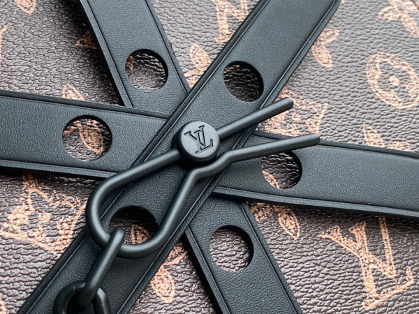 l**is V*t*n wheel box