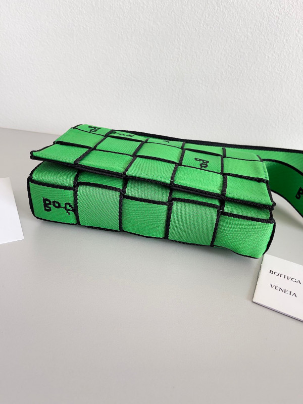 Bo*te*ga ve*ne*ta webbing