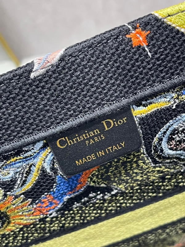 medium D*or book tote