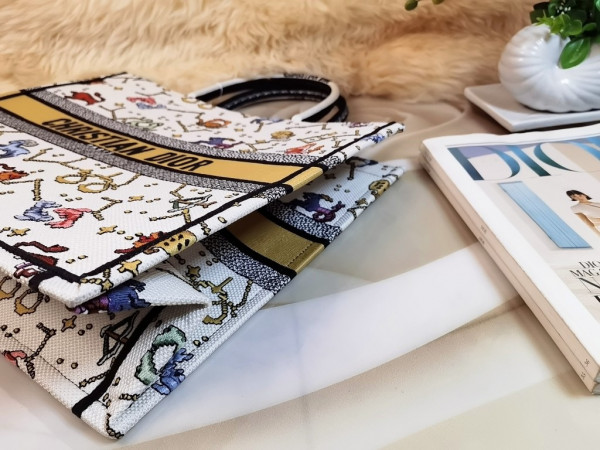 large D*or book tote