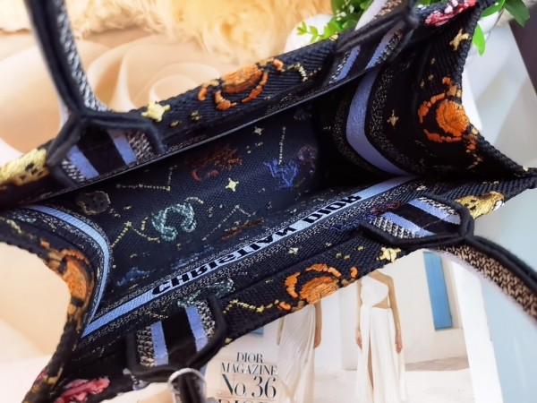 small D*or book tote