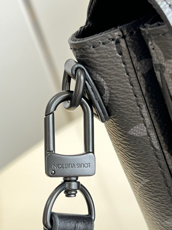 l**is V*t*n s-lock vertical wearable wallet