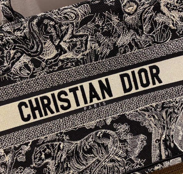 medium D*or book tote