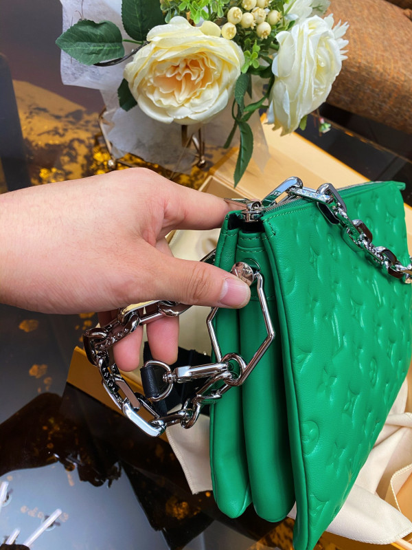 l**is V*t*n coussin pm