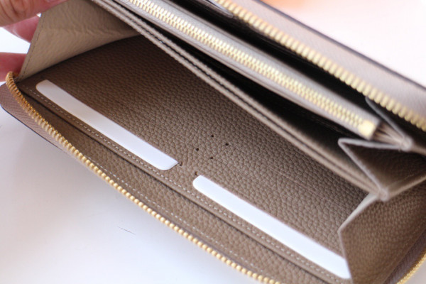 l**is V*t*n zippy wallet