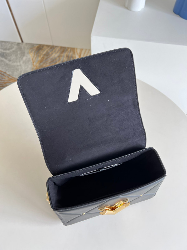 l**is V*t*n twist mm