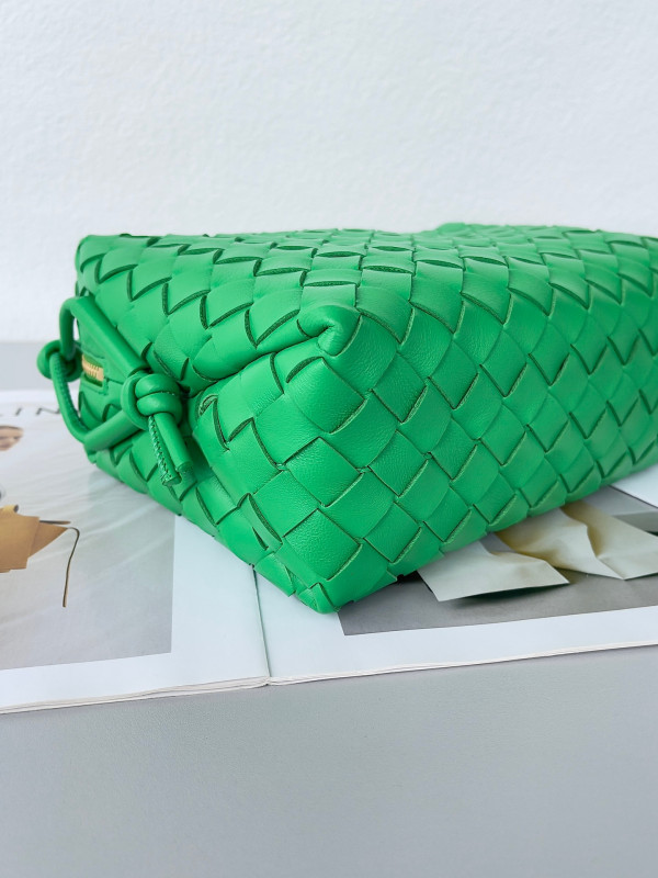 Bo*te*ga ve*ne*ta small loop camera bag