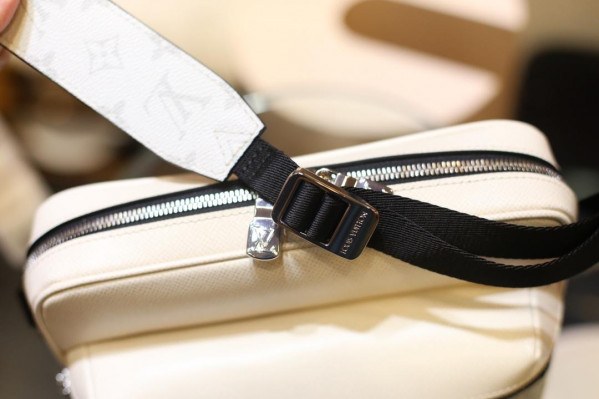 l**is V*t*n messenger