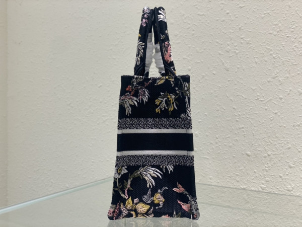 small D*or book tote