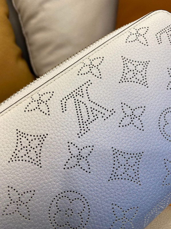 l**is V*t*n zippy wallet