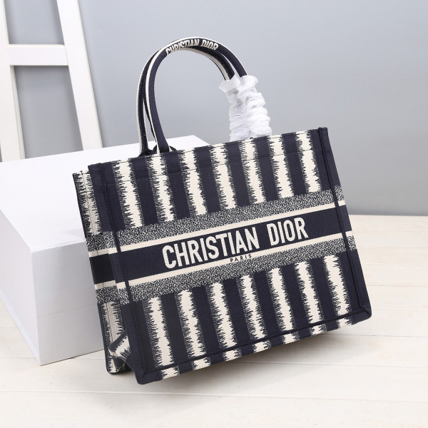 medium D*or book tote