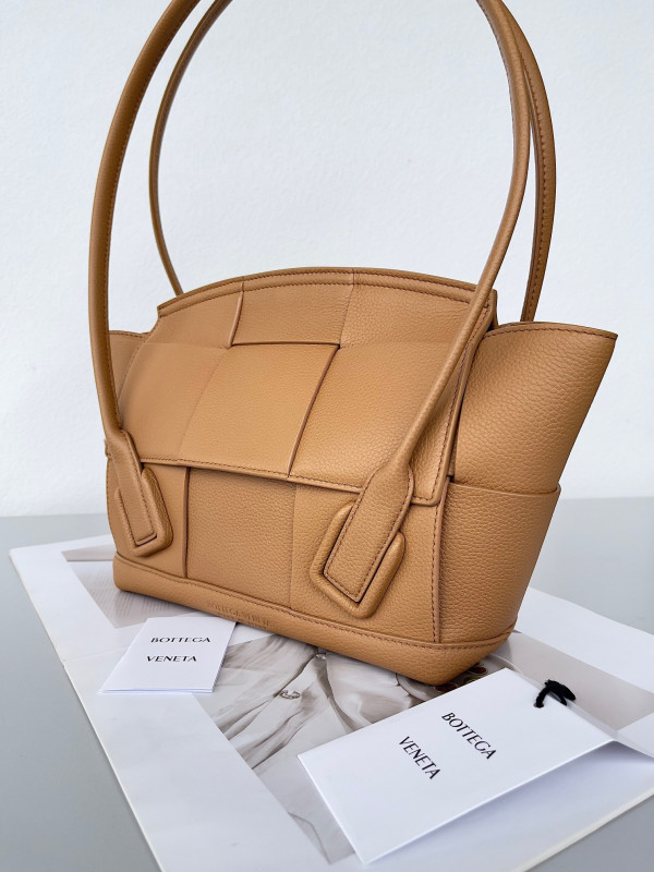 Bo*te*ga ve*ne*ta arco