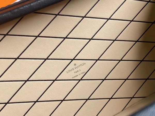 l**is V*t*n petite malle