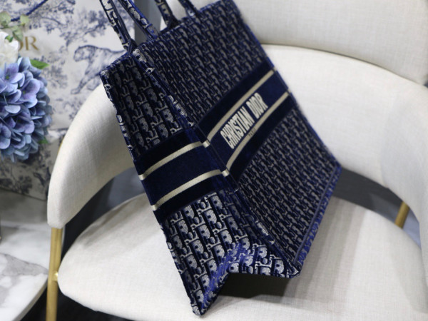 large D*or book tote