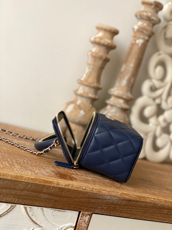 CL VANITY WITH CHAIN