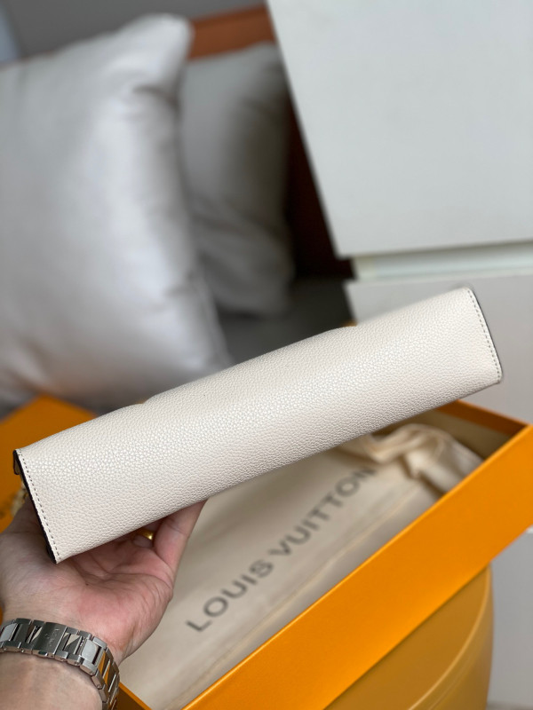 l**is V*t*n toiletry pouch 26