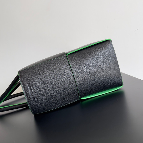 Bo*te*ga ve*ne*ta arco medium tote