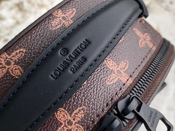 l**is V*t*n wheel box