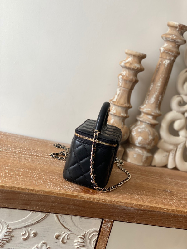 CL VANITY WITH CHAIN