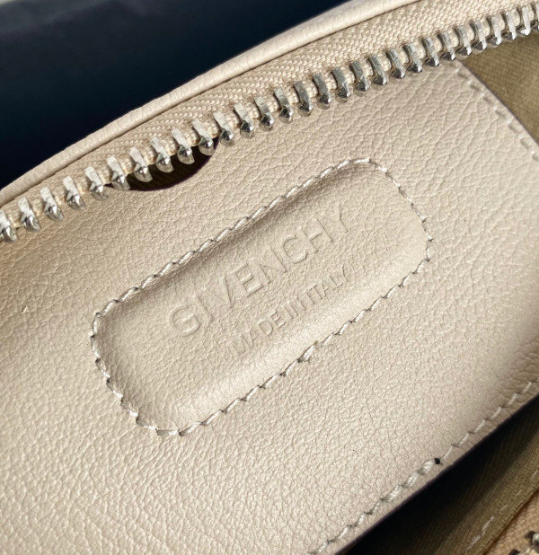 GIVENCHY NANO ANTIGONA