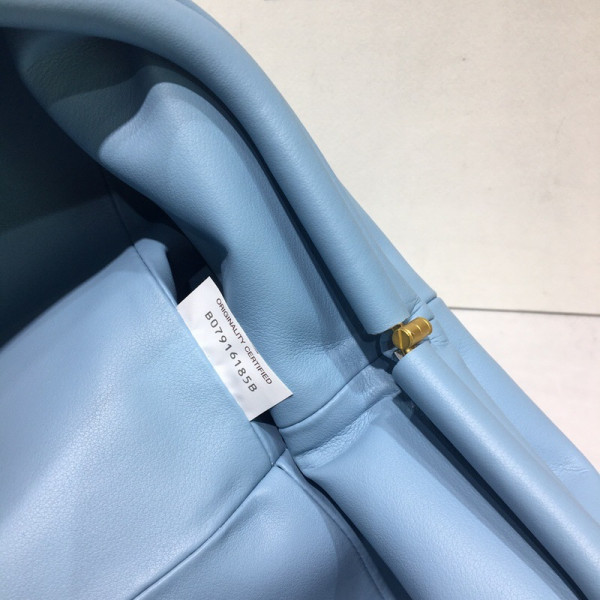 Bo*te*ga ve*ne*ta the pouch