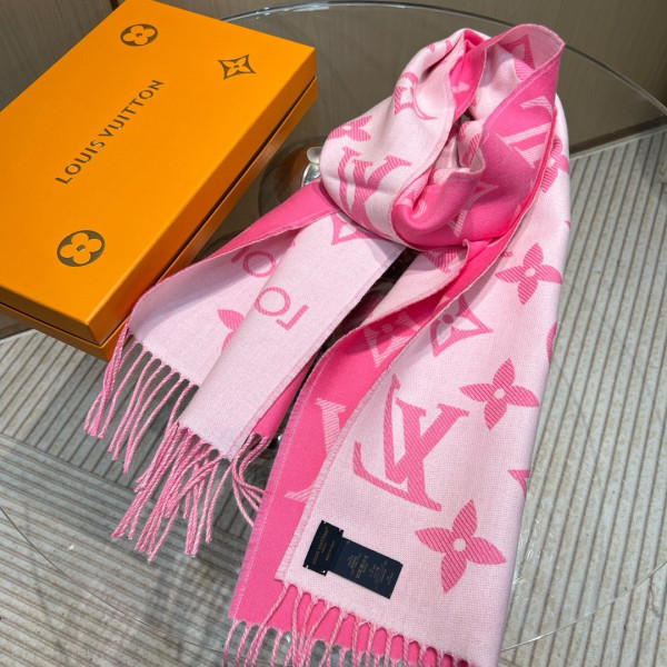 l**is V*t*n essential scarf