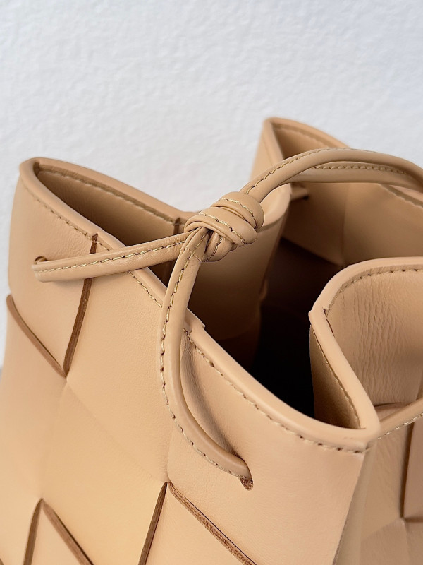 Bo*te*ga ve*ne*ta cassette bucket bag