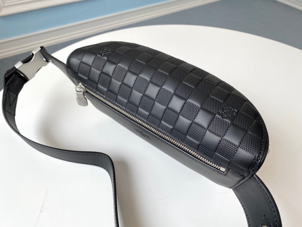 l**is V*t*n campus bumbag