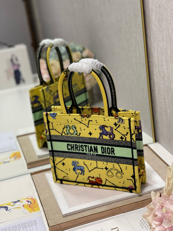 small D*or book tote