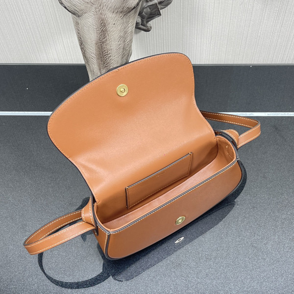 Ce**e clutch on strap