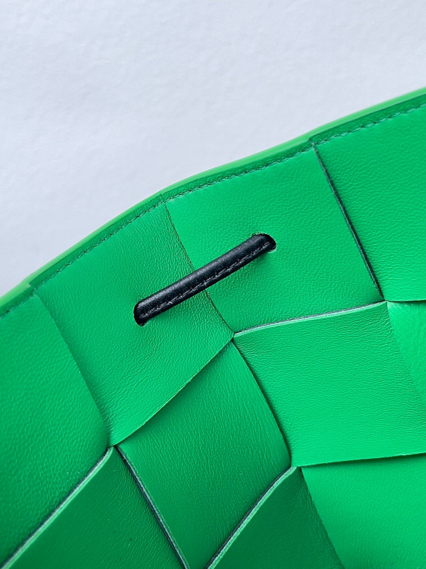 Bo*te*ga ve*ne*ta cassette bucket bag