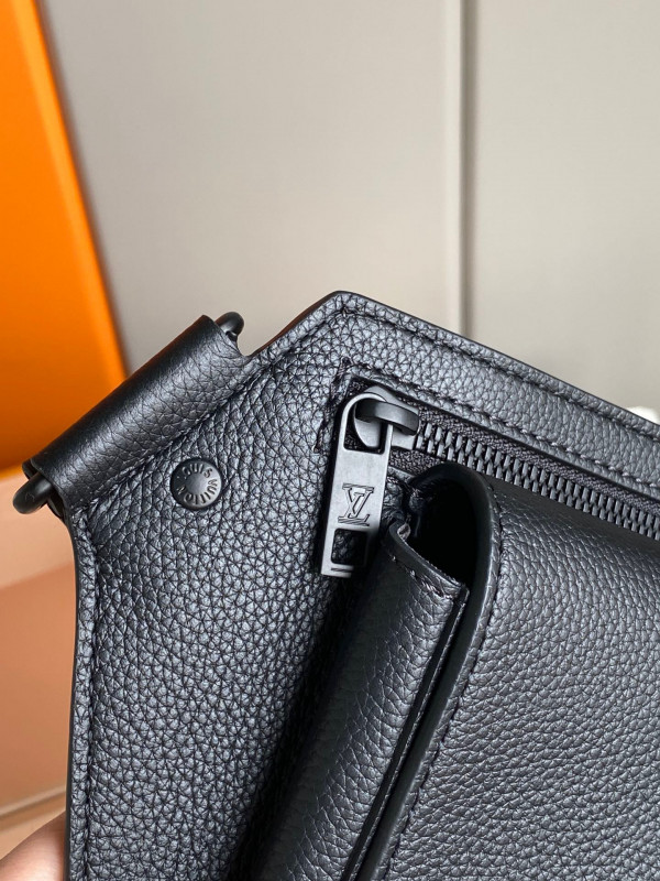 l**is V*t*n slingbag