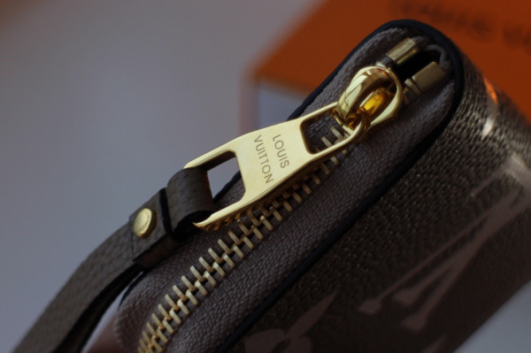 l**is V*t*n zippy coin purse