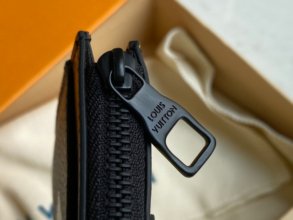 l**is V*t*n cc holder