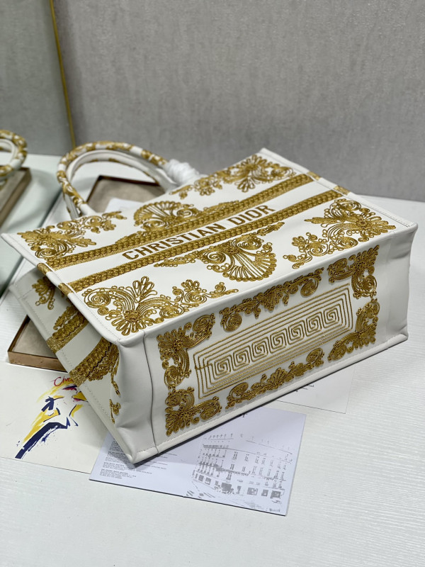 large D*or book tote