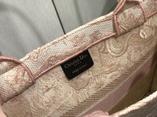 medium D*or book tote