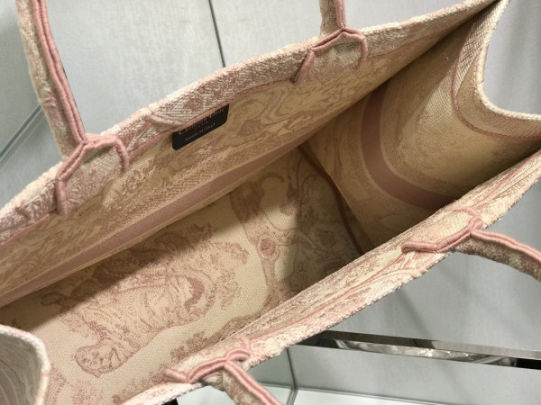 large D*or book tote