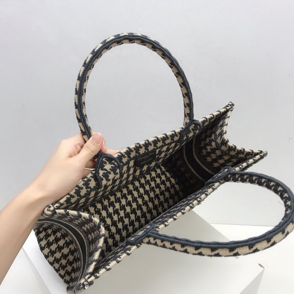 medium D*or book tote