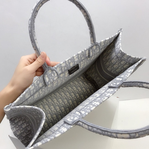 large D*or book tote