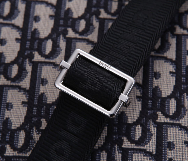 D*or pouch with shoulder strap