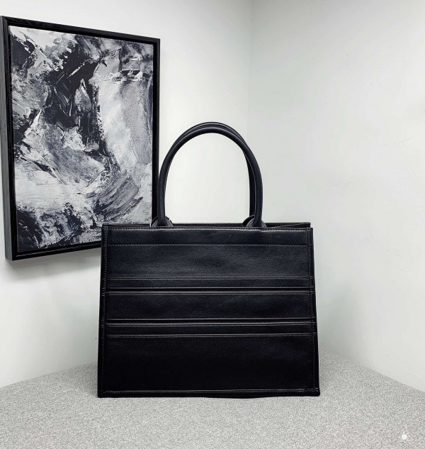 medium D*or book tote