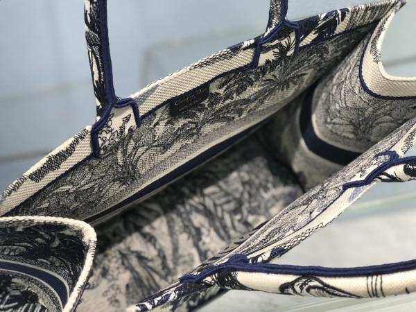 large D*or book tote