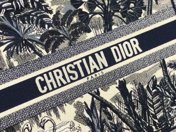 large D*or book tote