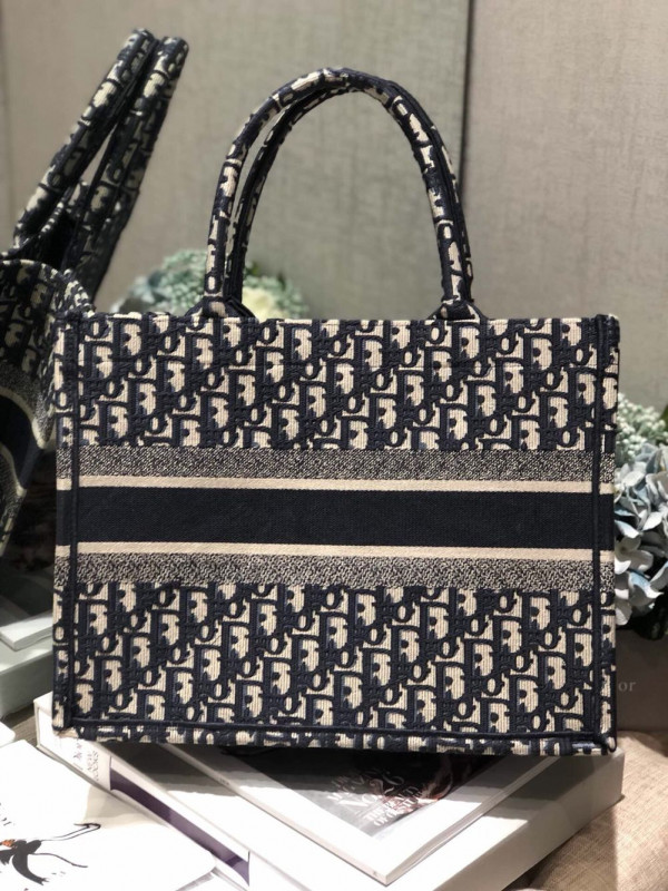 D*or oblique book tote-36cm