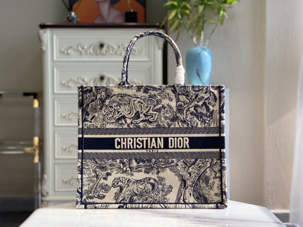 large D*or book tote